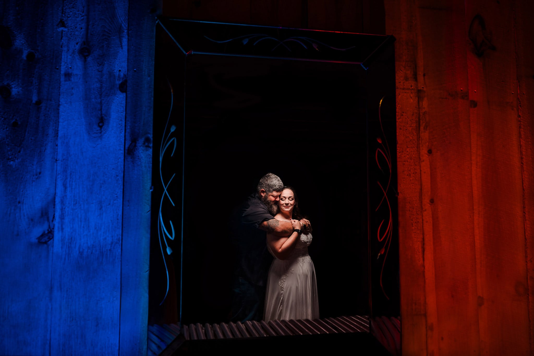 laurel-rock-barn-wedding-mirror-reflection-colors-couple